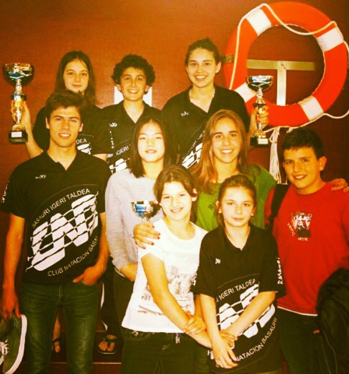 Temp. 2013-14 club natacion basauri con los trofeos de campeones bilbao kirolak